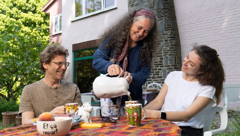 Ukrainian refugee Anastasia visits her hosts in Brussels, Bernard Dan and Talia Dan, after having moved out and found her own apartment. They are having tea in the hosts' garden.