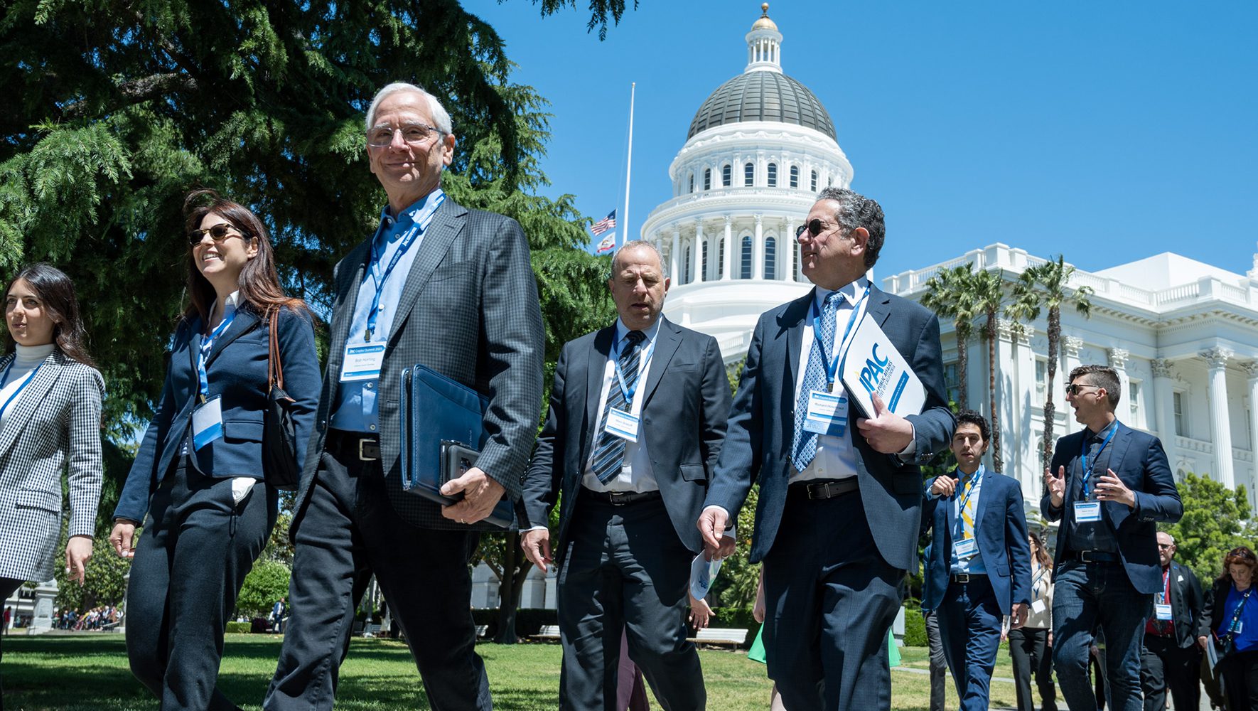 Los asistentes se dirigen a las reuniones de defensa durante la Cumbre del Capitolio de JPAC en Sacramento, California, el 10 de mayo de 2023. | Californianos judíos se reúnen para abogar por los refugiados | HIAS