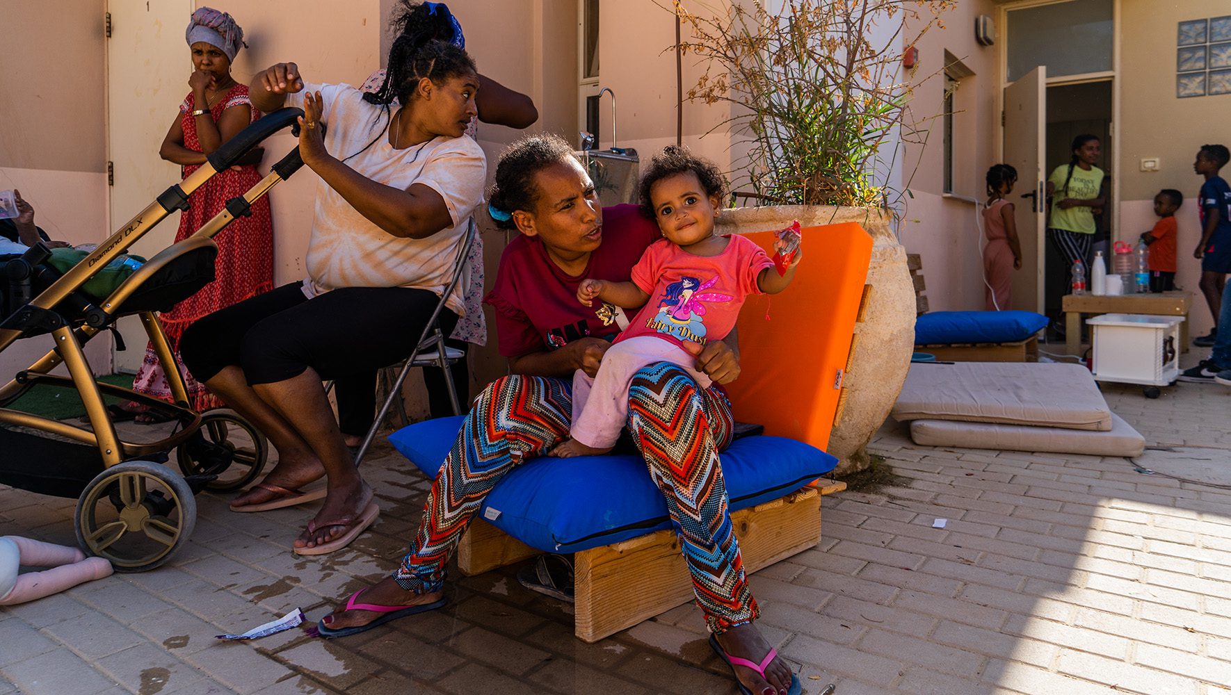 An Eritrean mother and her young daughter await assistance, provided by HIAS to a displaced Eritrean community in Nitsana Israel. (Sammy Voit for HIAS)