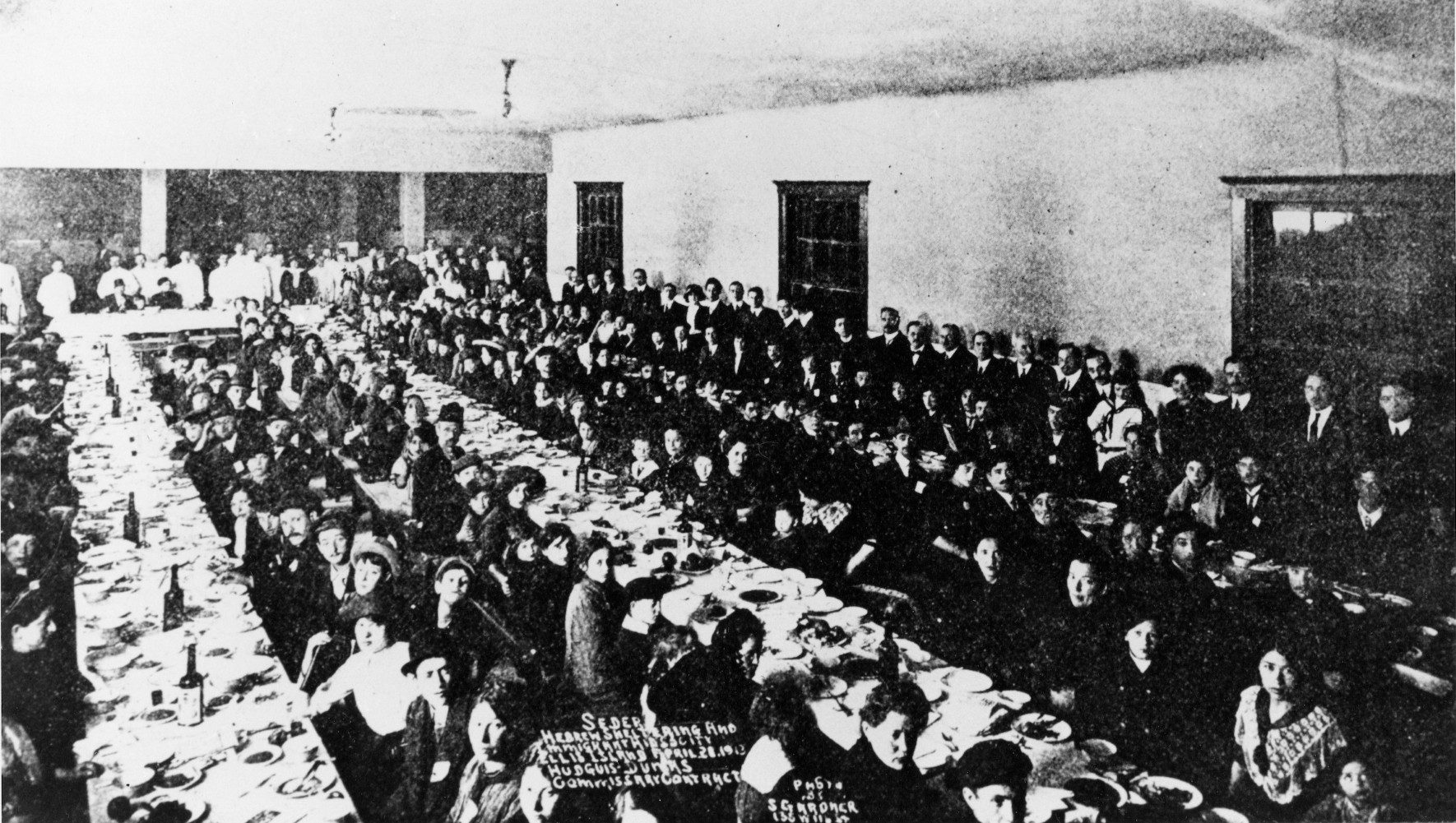 Passover Seder organized by HIAS on Ellis Island, New York City harbor, April 21 1913. (YIVO/HIAS)