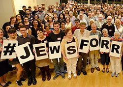 Los neoyorquinos muestran su apoyo a los refugiados en la asamblea #JewsforRefugees