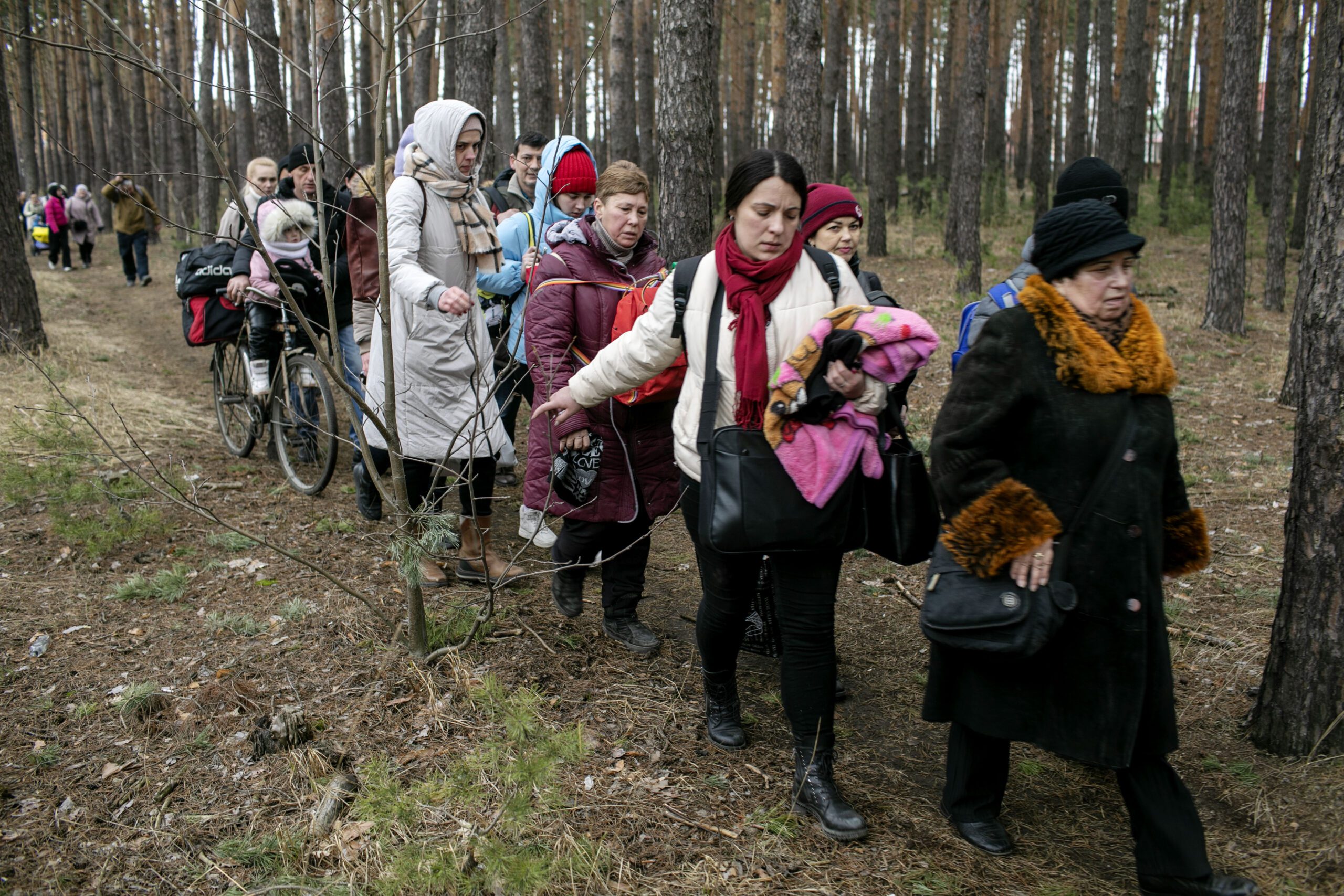 Civiles huyen de la ciudad de Irpin, en Kiev (Ucrania), durante las fuertes