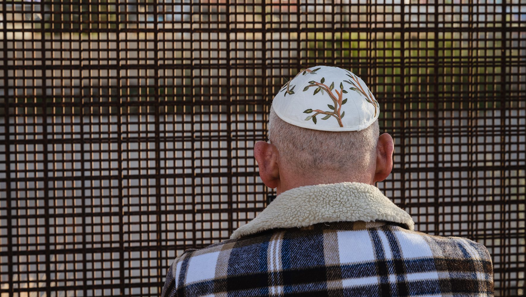 Rabbi Joshua Lesser stands at the border wall between El Paso and Ciudad Juárez during a border delegation with HIAS and T'ruah on December 12, 2022. (Justin Hamel for HIAS)