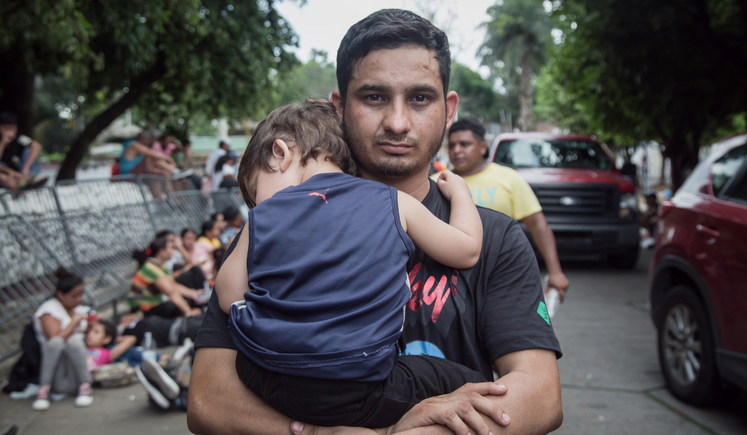 Michael, quien huyó de Honduras con su pareja embarazada y su hijo tras recibir amenazas de extorsión, espera ayuda en Tapachula, cerca de la frontera sur con México, el 11 de septiembre de 2023. (Seila Montes para HIAS)