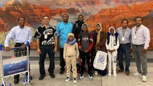 La Organización de Reasentamiento de Migrantes de Arizona (ROMA) saluda a la primera familia de Welcome Corps de HIAS en el Aeropuerto Internacional Sky Harbor de Phoenix el 6 de julio de 2023. | Welcome Corps