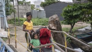 Maria Angel is displaced and in transit with her daughter in Turbo, Colombia on October 15, 2024. HIAS Colombia provided assistance to Maria Angel and her daughter during their journey to safety. (Nadege Mazars for HIAS)