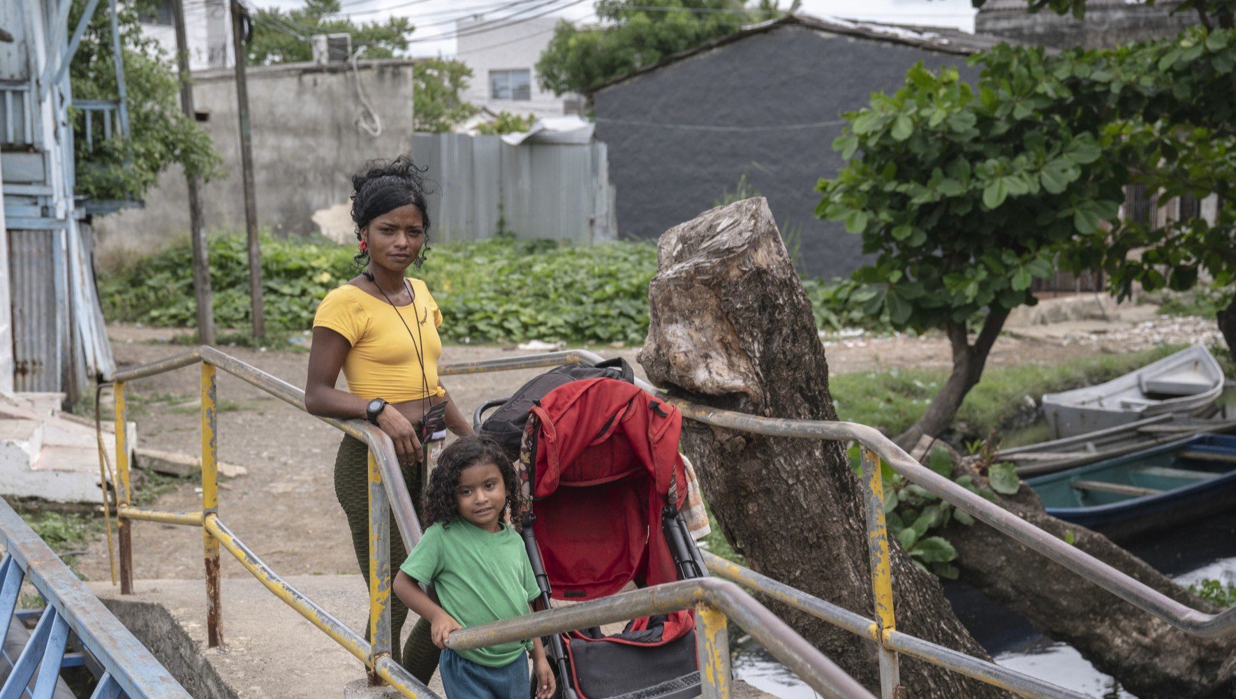 Maria Angel is displaced and in transit with her daughter in Turbo, Colombia on October 15, 2024. HIAS Colombia provided assistance to Maria Angel and her daughter during their journey to safety. (Nadege Mazars for HIAS)