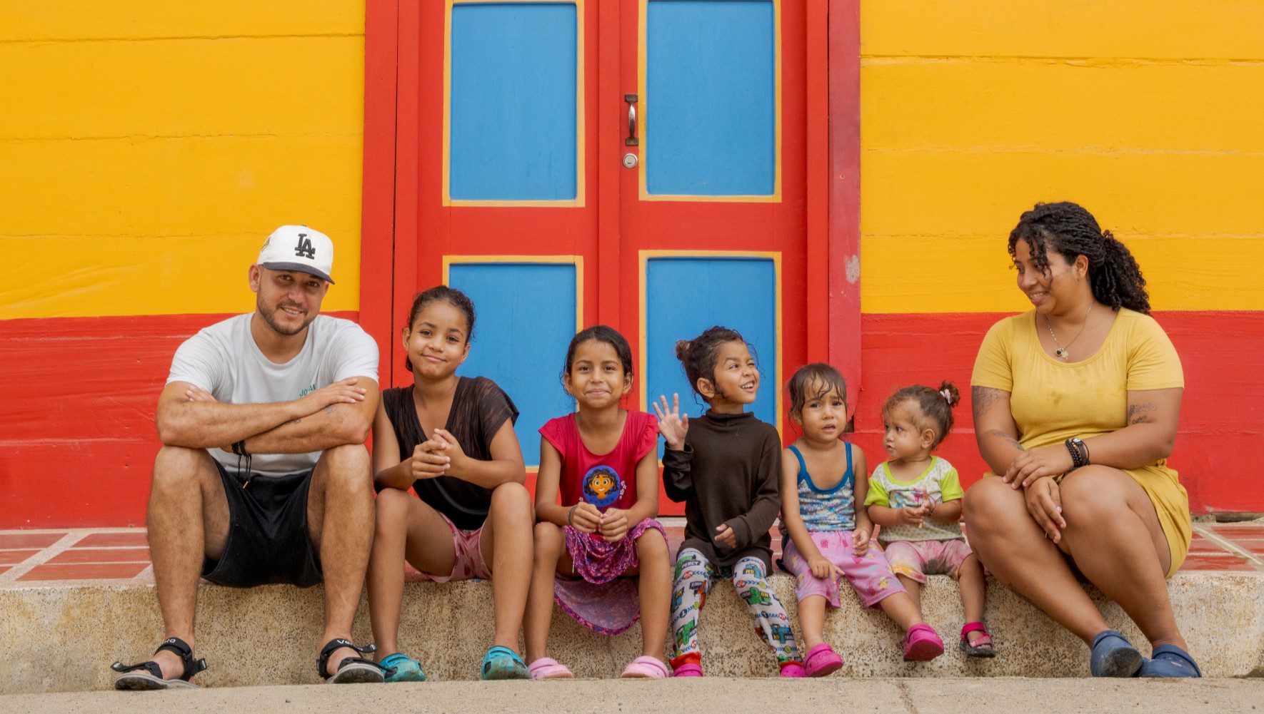 HIAS Colombia staff provide emergency support to a displaced family in transit in Necocli, Colombia on June 16, 2025. (HIAS Colombia)