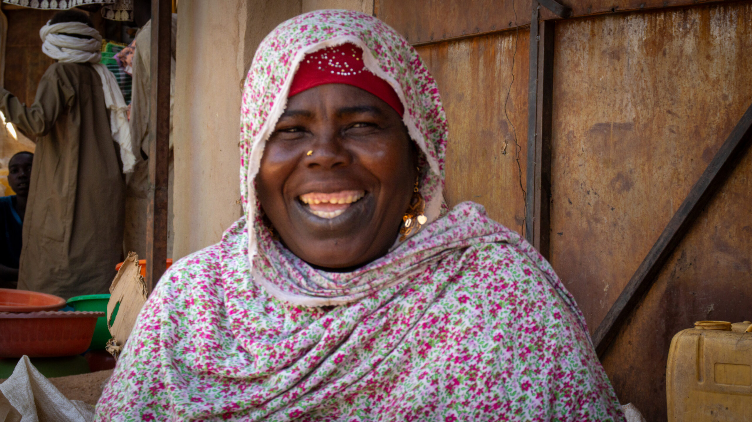 HIAS Chad staff interact with Zam Zam Bakhit Issack, a participant in the PRM economic empowerment program, in the Farchana refugee camp in eastern Chad in June 2026 (Saam Kouakaine for HIAS).