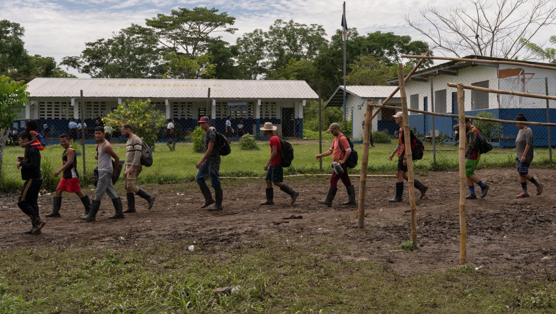 Migrantes caminan por la selva mientras viajan hacia el norte desde Colombia.