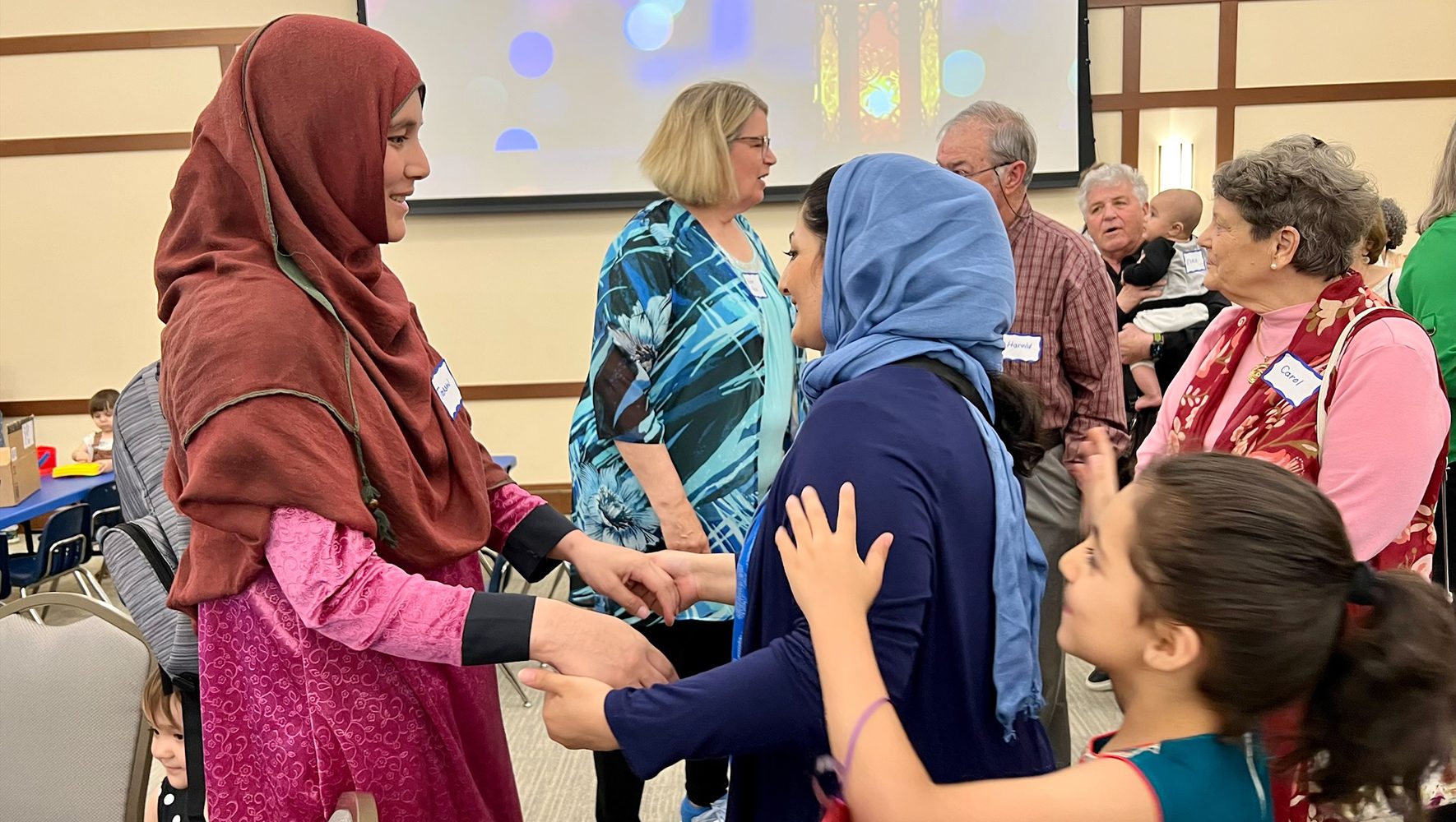 Las comunidades interconfesionales organizan cenas de Iftar en apoyo de los evacuados afganos