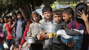 Los palestinos hacen cola durante horas para conseguir comida.