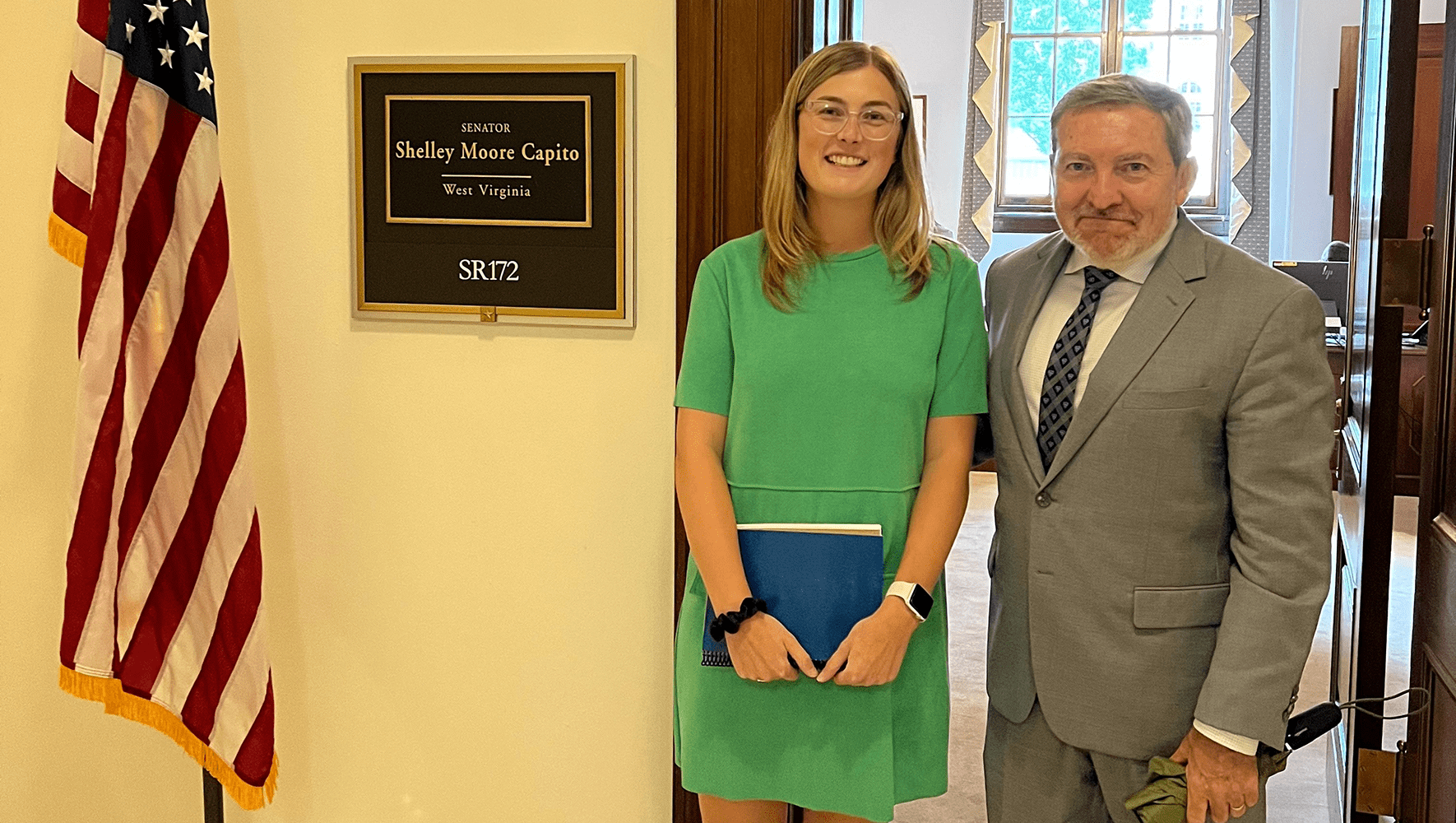 El rabino Victor Urecki (derecha) de Charleston, WV, reunido en agosto con un miembro del personal de la oficina de la senadora Shelley Moore Capito (R-WV).(HIAS)