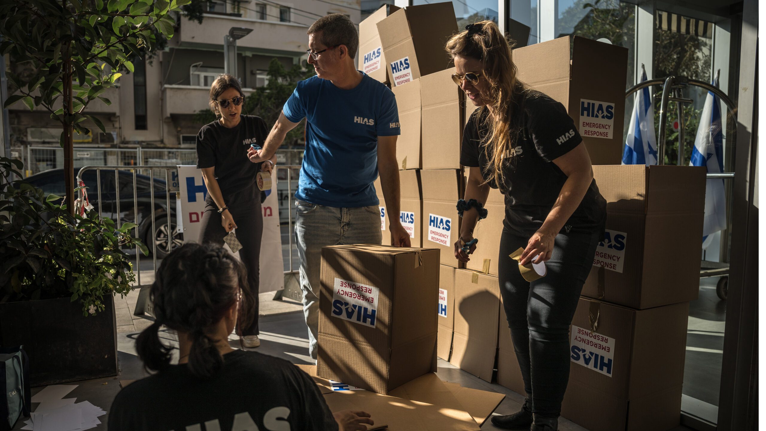 El personal de Respuesta de Emergencia de HIAS prepara una distribución de artículos de primera necesidad a los evacuados en Tel Aviv, Israel.