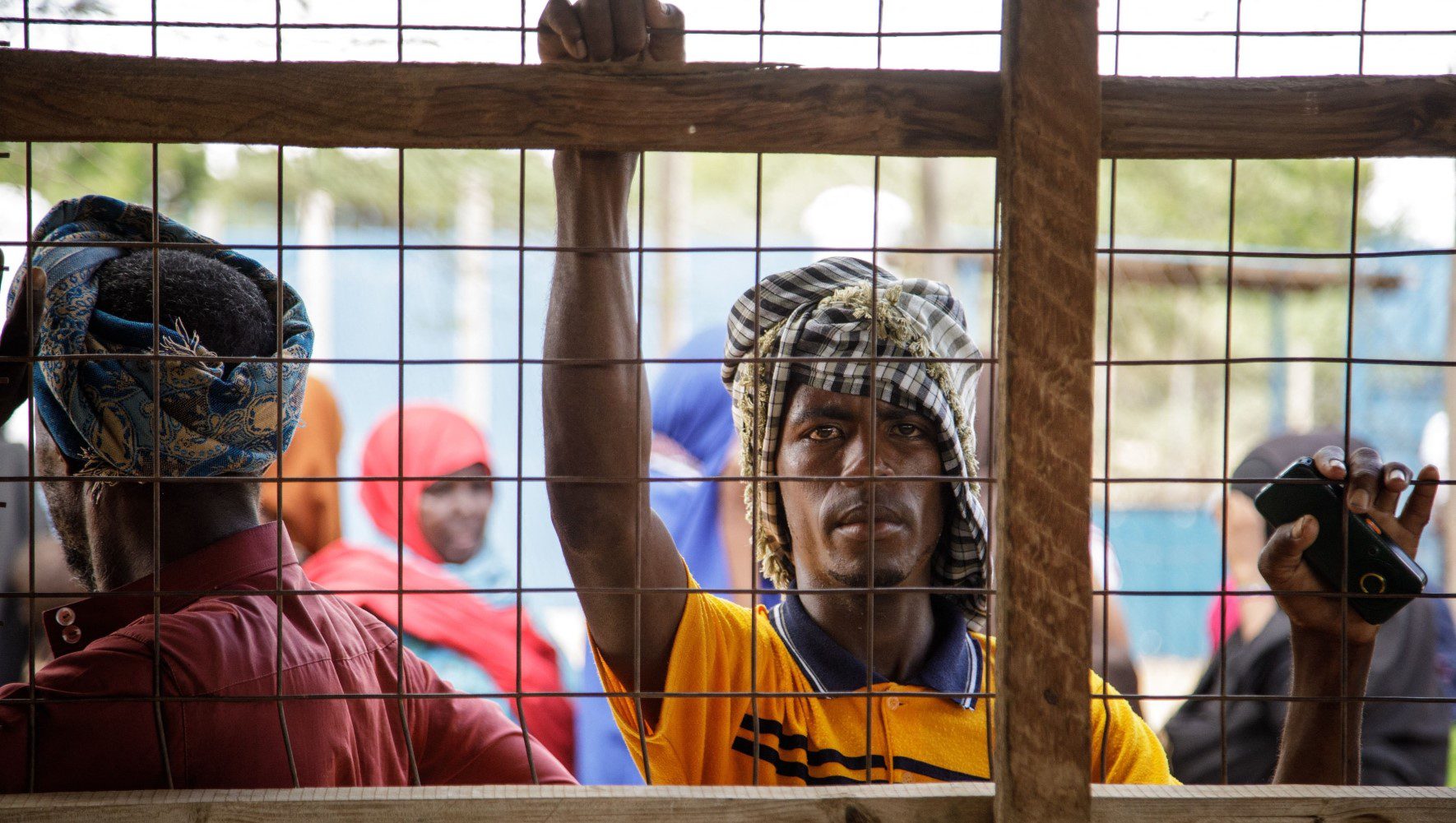 Refugiados somalíes recién llegados esperan en el centro de perfiles y reagrupamiento del campo de refugiados de Dadaab, uno de los mayores campos de refugiados de África en Kenia, el 23 de marzo de 2023. - Entre 400 y 500 personas llegan cada día a Dadaab, según la agencia de la ONU para los refugiados ACNUR, en su mayoría expulsados de Somalia tras cinco temporadas consecutivas de lluvias fallidas. La Organización Mundial de la Salud afirma que esta sequía, que ya es la peor de los últimos 40 años, podría provocar la muerte de 135 personas al día en Somalia entre enero y junio de este año. (Foto de Bobb Muriithi / AFP) (Foto de BOBB MURIITHI/AFP vía Getty Images)