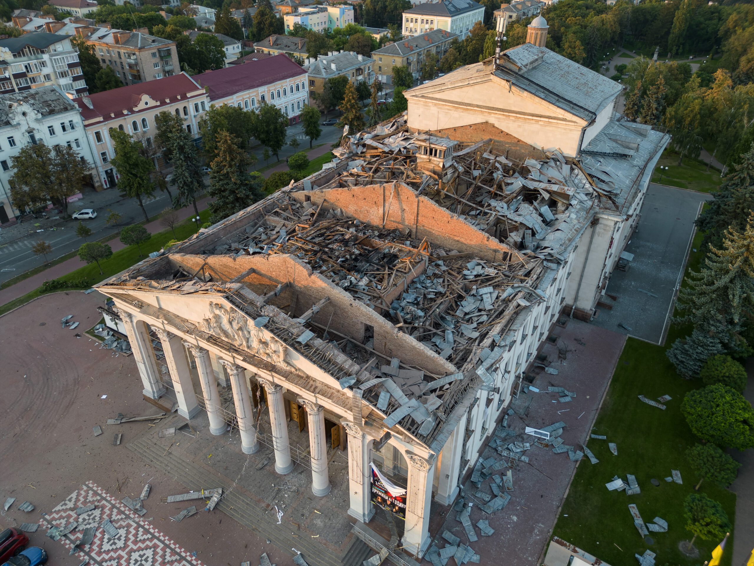 Se observan los daños causados por un ataque con misiles a última hora de la mañana contra el Teatro Académico Regional Ucraniano de Música y Drama de Chernihiv, en el que murieron 7 personas y 129 resultaron heridas, el 19 de agosto de 2023 en Chernihiv, Ucrania. | Un trabajador de R2P entre los muertos en el ataque con misiles en Ucrania | HIAS