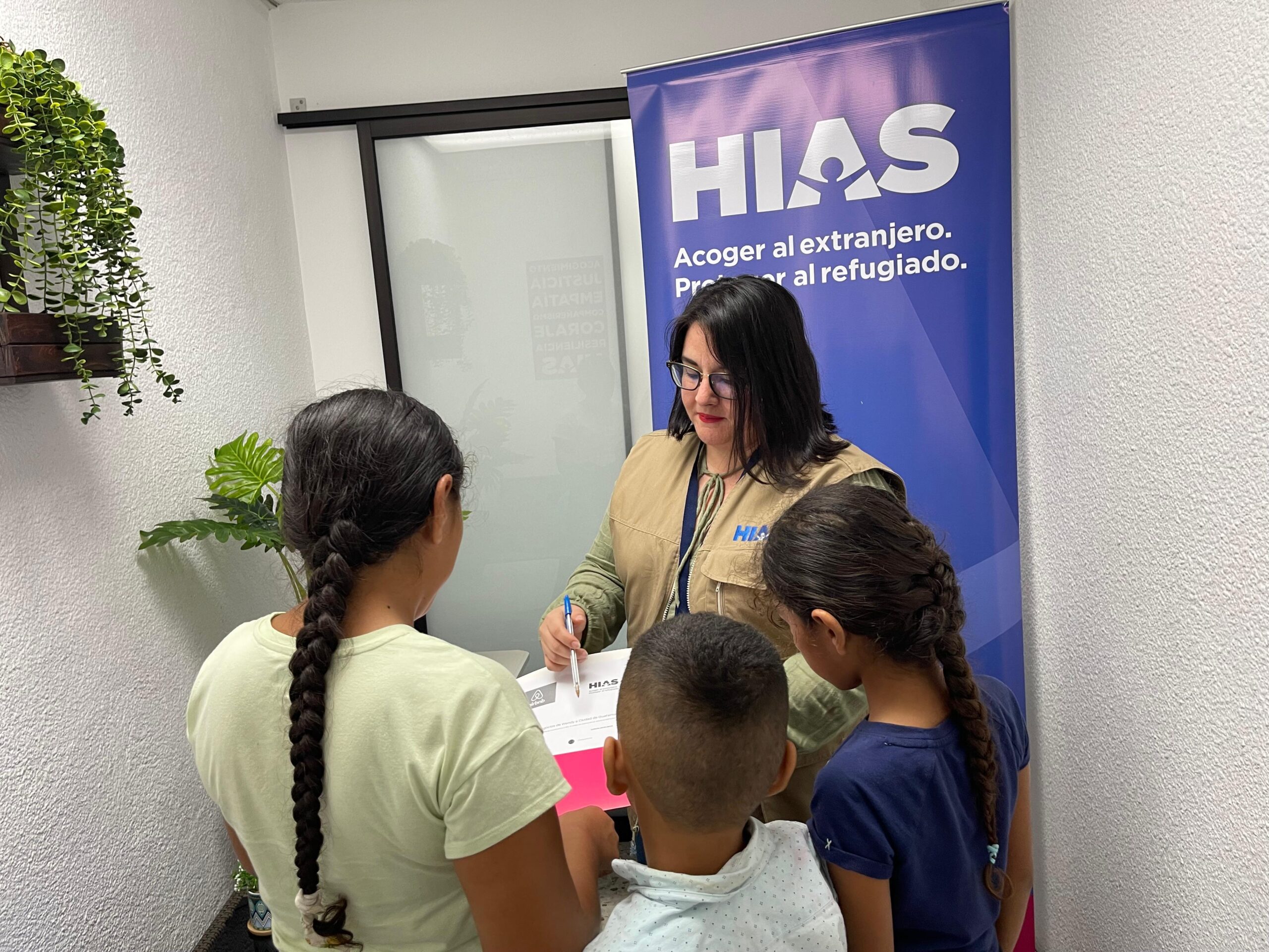 HIAS Guatemala staff talk to a participant of the HIAS and Airbnb program and her children at the HIAS Guatemala office. Guatemala City, June 11, 2024. (Lizbeth Marroquin/HIAS)