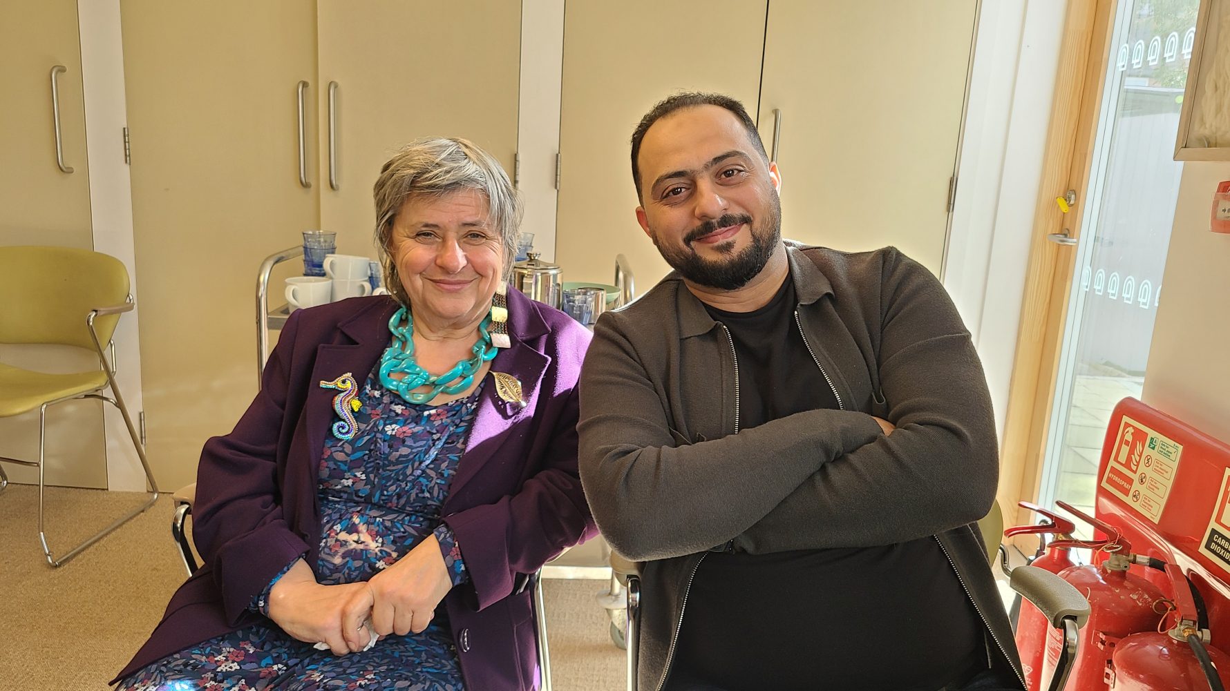 Finchley Progressive Synagogue hosts a Refugee Shabbat discussion between Lesley, a member whose mother and aunt fled to the UK from Germany just before World War II began, and Bahaa, a Syrian refugee who was supported by the synagogue when he arrived, March 14, 2026, in London. (Jennie van den Boogaard/HIAS)