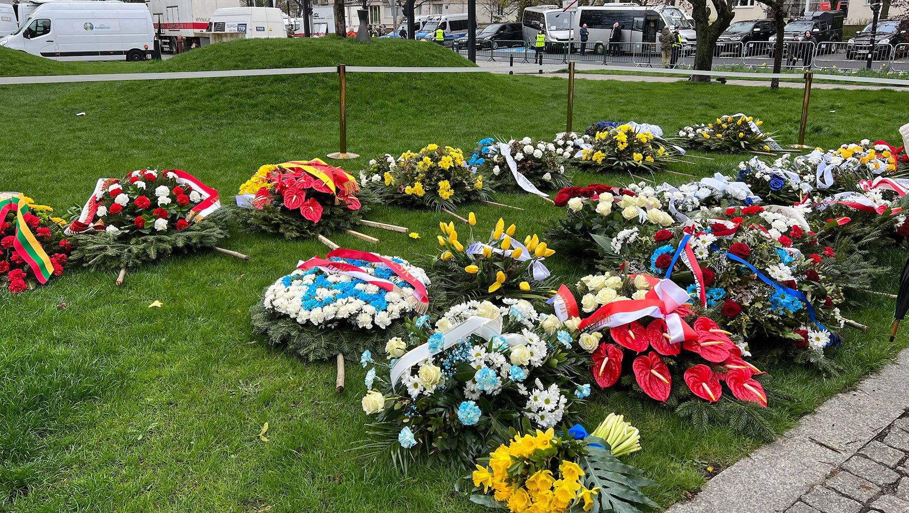 Flores en el acto conmemorativo del 80 aniversario del levantamiento del gueto de Varsovia durante la Segunda Guerra Mundial.