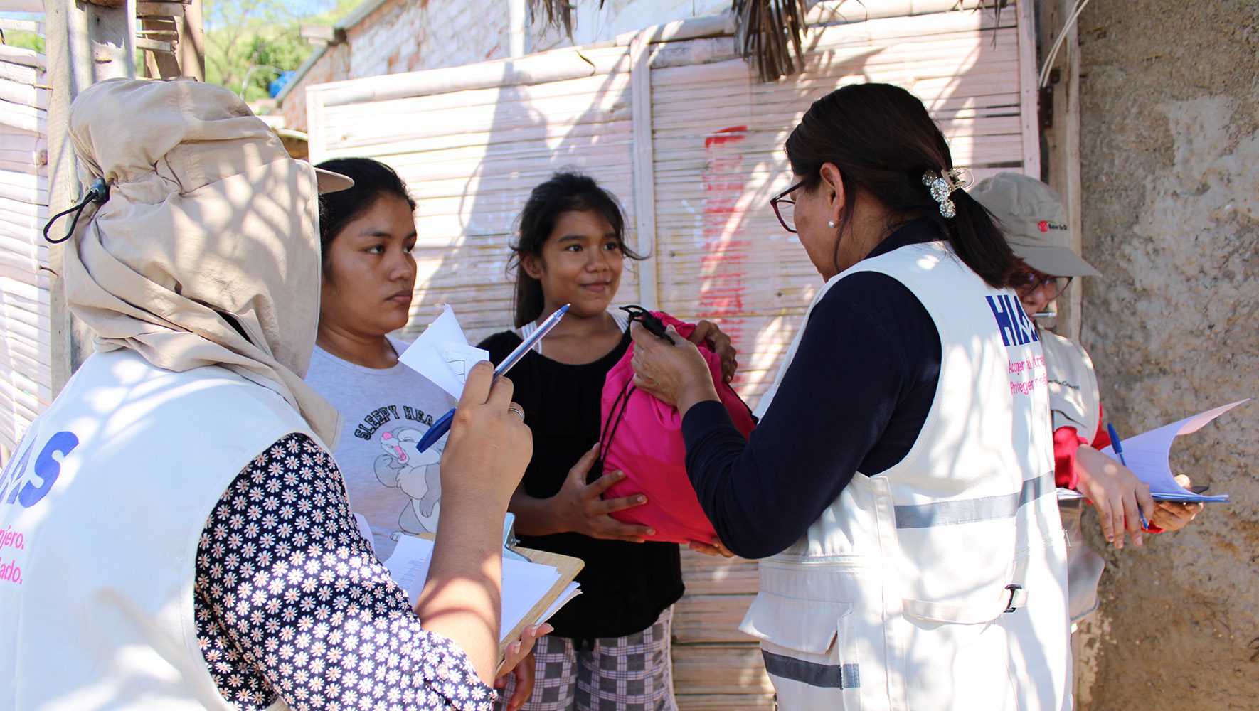 Los peruanos, golpeados por las recientes inundaciones, reciben una ayuda