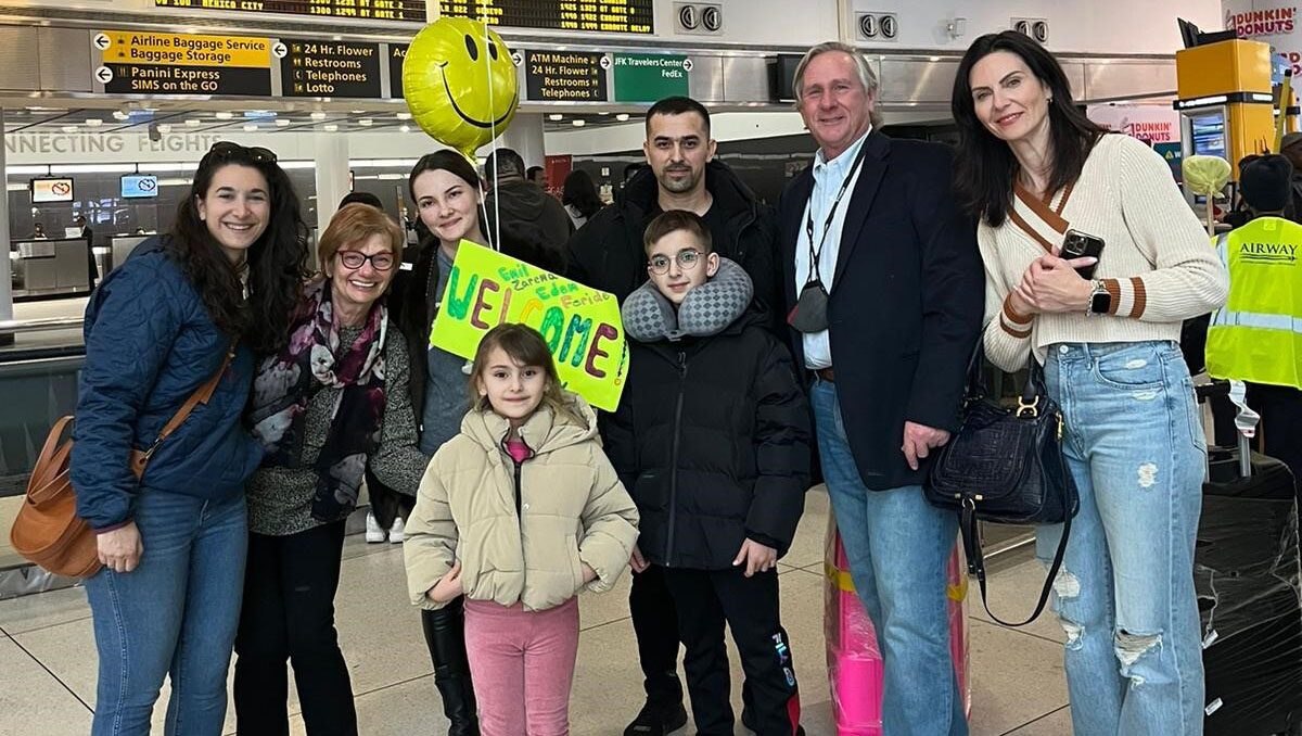 El número de Círculos de Bienvenida de HIAS en Estados Unidos acaba de alcanzar los 100. Un círculo de bienvenida de la Congregación B'nai Jeshurun en Short Hills, NJ da la bienvenida a una familia ucraniana recién llegada en el aeropuerto. Los círculos de bienvenida forman parte de un nuevo enfoque en el reasentamiento.