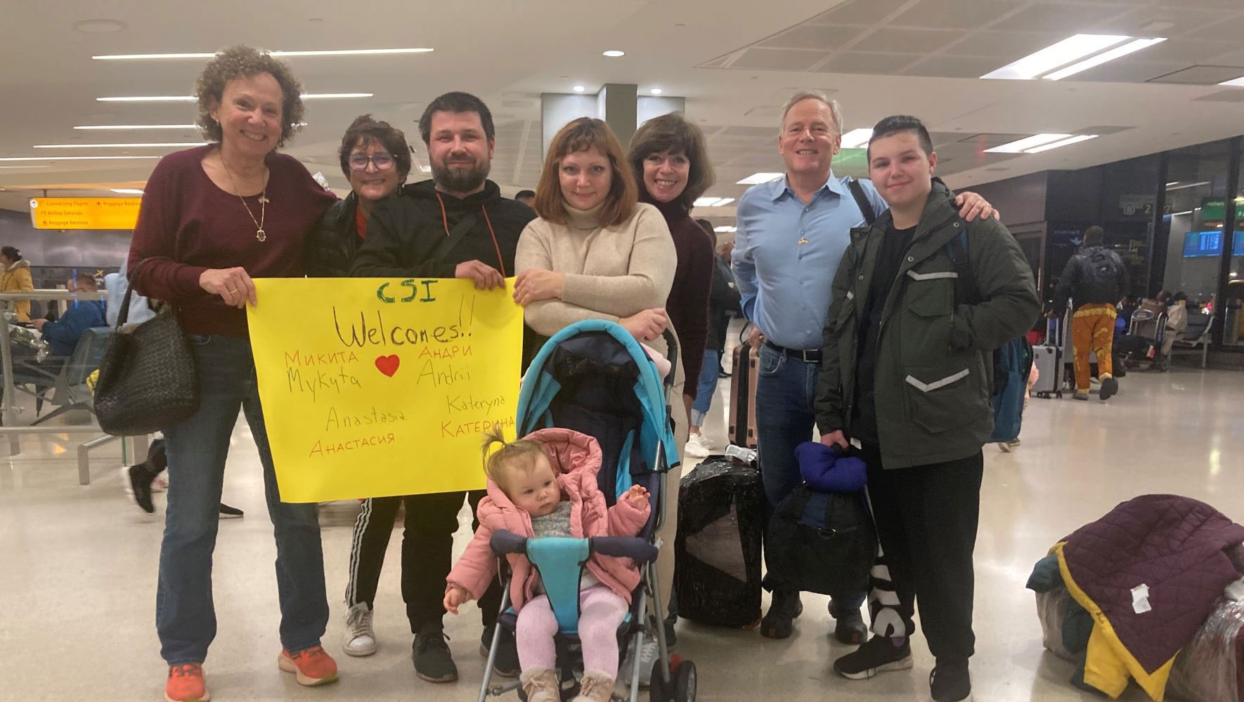 Un Círculo de Bienvenida de HIAS del Condado de Westchester en Nueva York saluda a una familia ucraniana en el Aeropuerto Internacional de Newark. | Cómo Canadá inspiró un "revolucionario" Círculo de Bienvenida - HIAS