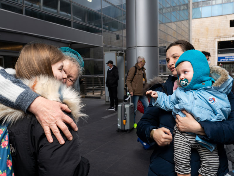 Miles de ucranianos llegan a Israel, pero no todos son bien recibidos