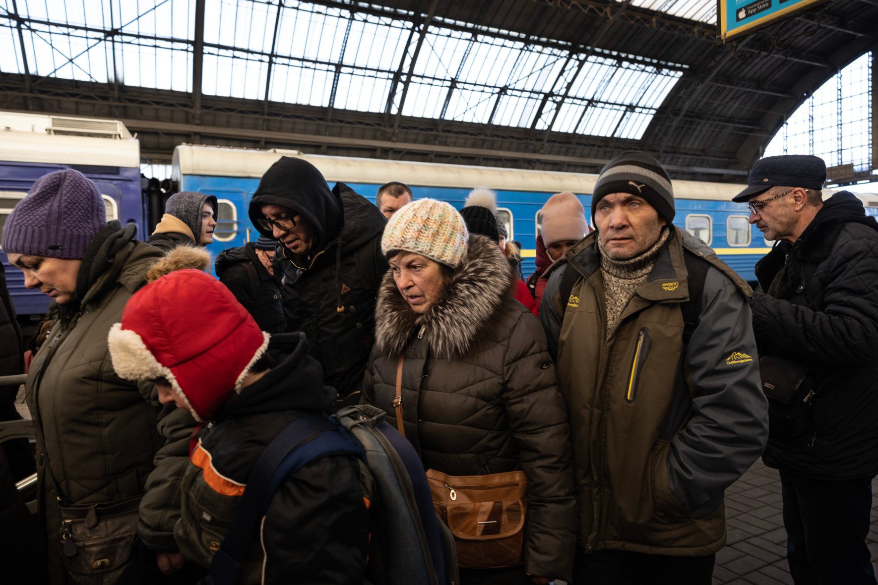 Ucranianos desplazados llegan a la estación de tren de Lviv.